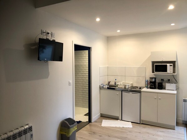 Four, plaque de cuisson, cafetière/bouilloire, bouilloire électrique