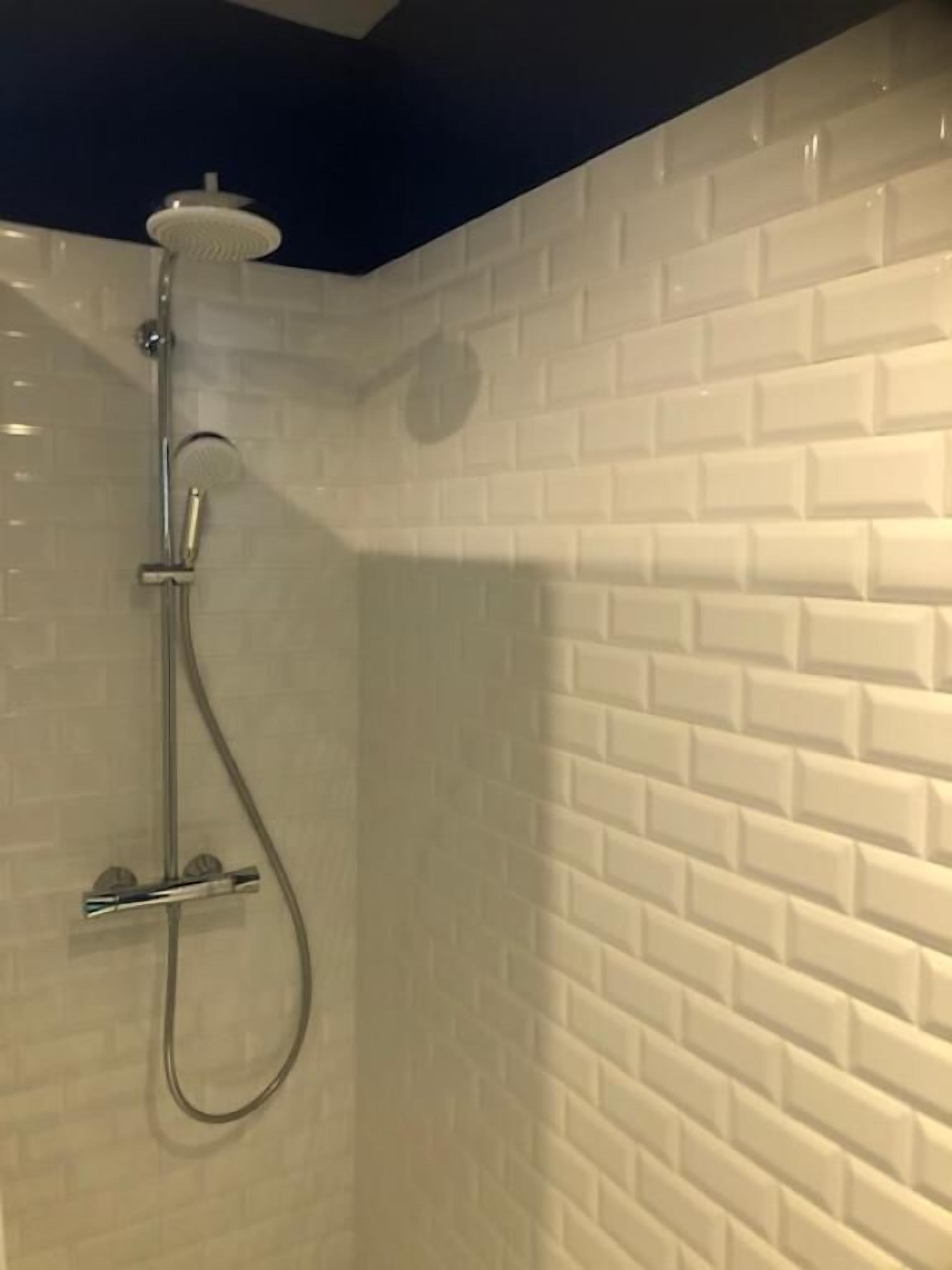 Een douche, een haardroger