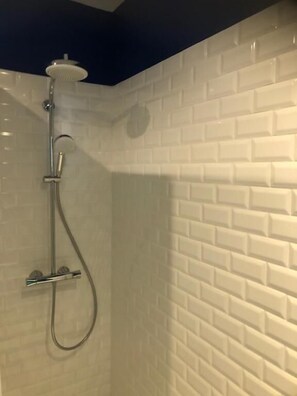 Douche, sèche-cheveux