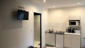 Een koelkast, een microgolfoven, een kookplaat