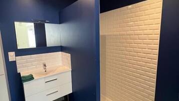 Douche, sĂšche-cheveux