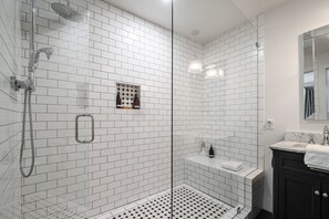 Douche, séchoir à cheveux, serviettes fournies