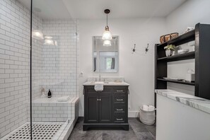Douche, sèche-cheveux, serviettes fournies