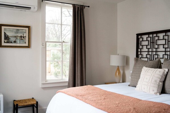 1 bedroom, WiFi, bed sheets - Luxury Suite Charles in Fredericksburg (Fredericksburg)