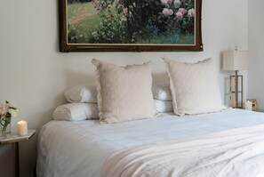 1 bedroom, desk, WiFi, bed sheets - Suite Sarah: Luxurious Garden Getaway (Fredericksburg)