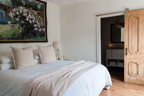1 bedroom, desk, WiFi, bed sheets