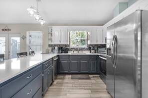 Fridge, microwave, oven, stovetop - 🏖️Private Pool-Pet Friendly-Tiki Bar-3BR Village Oasis (Gulf Breeze)