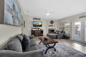 Smart TV, fireplace, stereo
