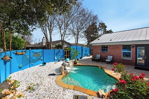 A heated pool - 🏖️Private Pool-Pet Friendly-Tiki Bar-3BR Village Oasis (Gulf Breeze)
