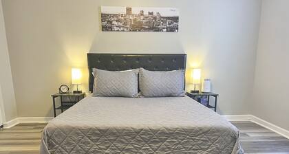 True PGH Experience! Fast Wifi + Free Parking!