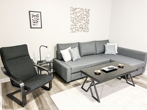 Living area - True PGH Experience! Fast Wifi + Free Parking! (Pittsburgh)