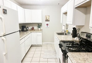 Private kitchen - True PGH Experience! Fast Wifi + Free Parking! (Pittsburgh)