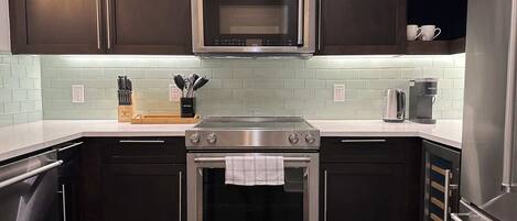 Kühlschrank, Mikrowelle, Ofen, Herdplatte