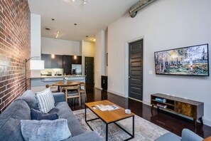 TV, offices - Rose at the Millennium - Stylish 1 BR in Houston (Houston)