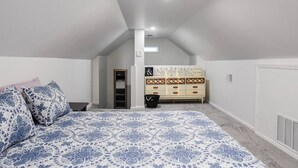 2 soverom, skrivebord, strykejern/-brett og reiseseng for barn