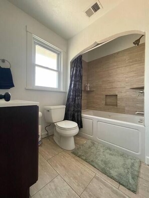 Bathtub, hair dryer, towels - Spacious & Bright Retreat – Perfect for Families! (Pittsburgh)