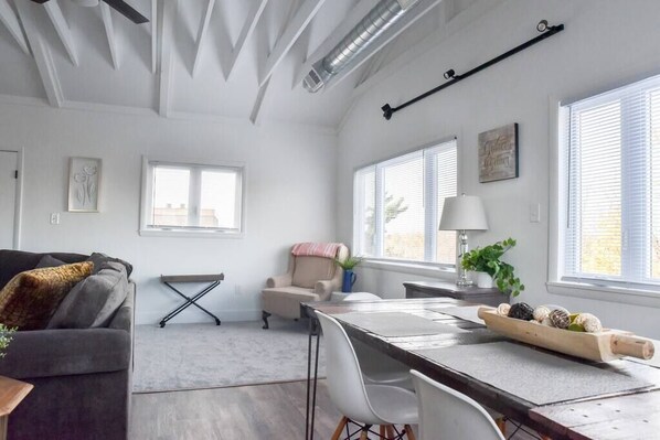 TV, offices - Spacious & Bright Retreat – Perfect for Families! (Pittsburgh)