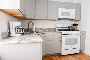 Fridge, microwave, oven, dishwasher - Spacious & Bright Retreat – Perfect for Families! (Pittsburgh)