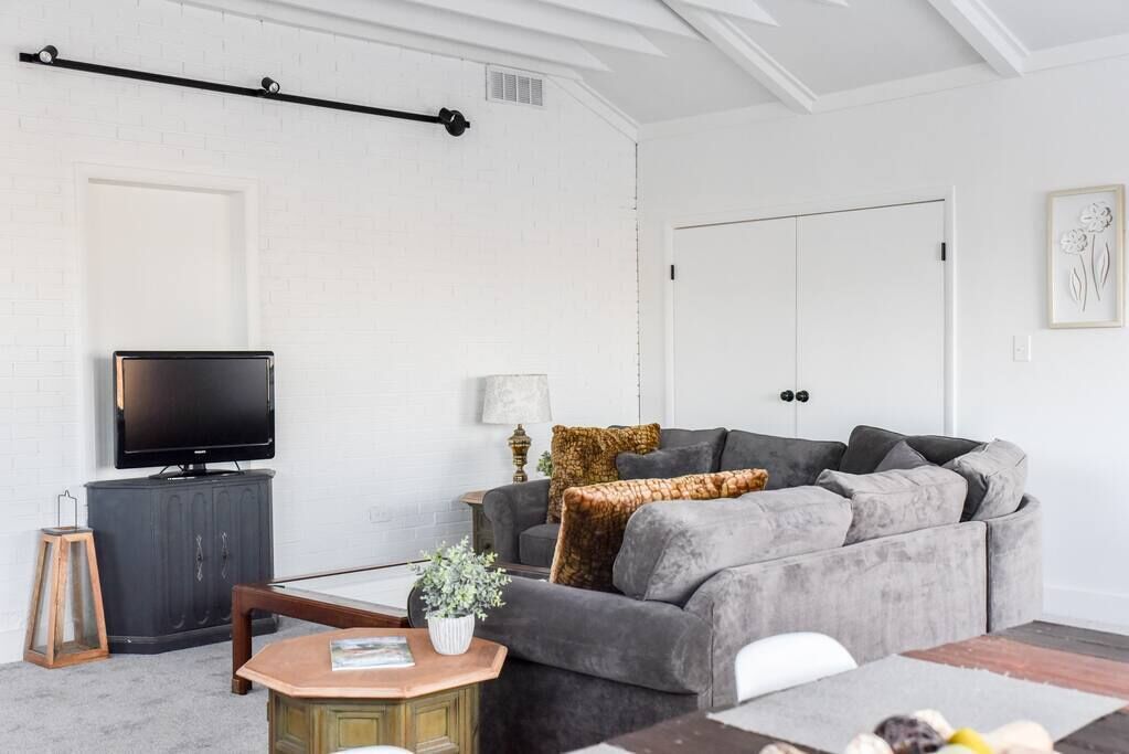 Televisión y oficina 