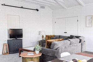 TV, offices - Spacious & Bright Retreat – Perfect for Families! (Pittsburgh)