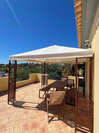 Villa Colibri heated pool, jacuzzi,cinema, air cond, games room,wifi,