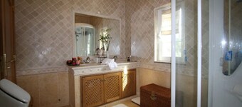 Villa Colibri heated pool, jacuzzi,cinema, air cond, games room,wifi,