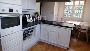 Geladeira, micro-ondas, fogão, cooktop