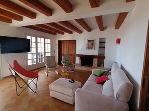 Fernseher, Kamin, Tischfußball, Tischtennisplatte