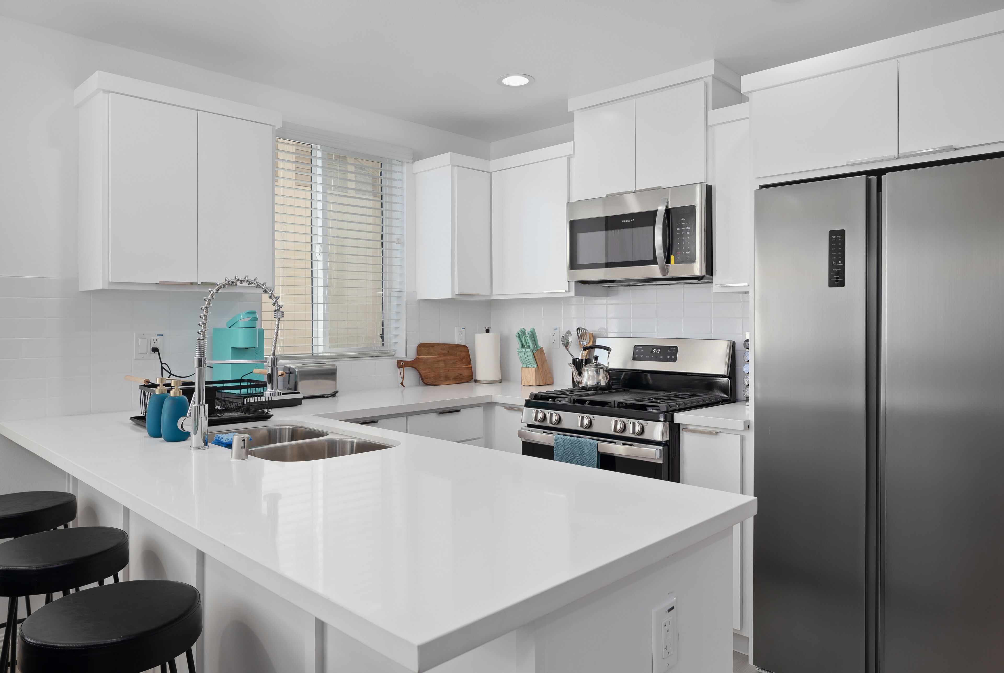 Kjøleskap, mikrobølgeovn, ovn og kokeplater