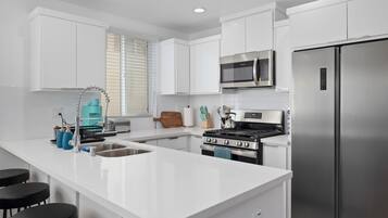 Kjøleskap, mikrobølgeovn, ovn og kokeplater