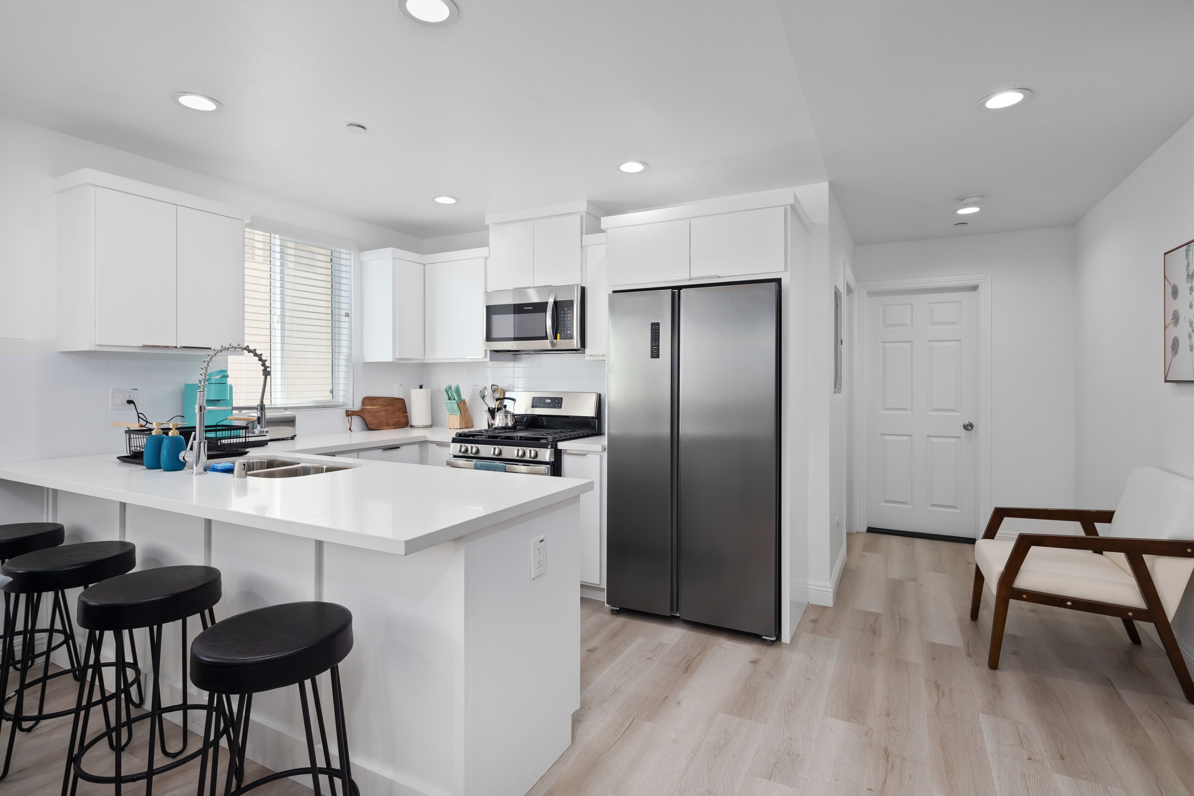 Geladeira, micro-ondas, fogão, cooktop