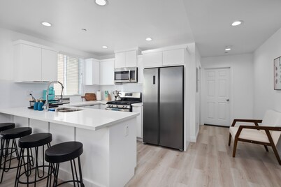 DTLA's Maverick Home 5B4B, Close to USC