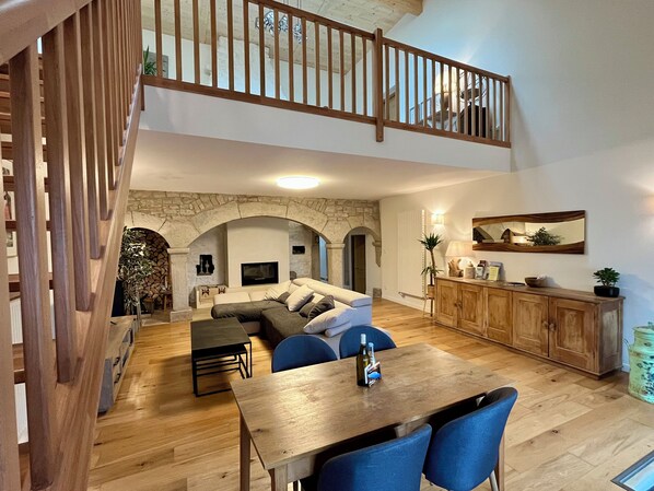 Smart TV, fireplace, DVD player, stereo