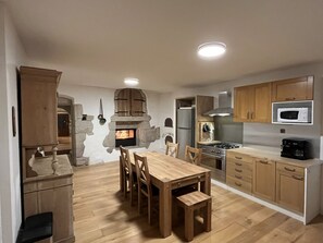 Fridge, microwave, oven, stovetop - 🌿 Charming cottage - Sleeps up to 5 (Le Frasnois)