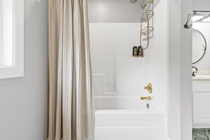 Dusche, Haartrockner, Handtücher, Toilettenpapier