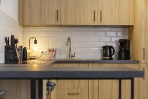 Køleskab, ovn, opvaskemaskine, kaffe-/temaskine