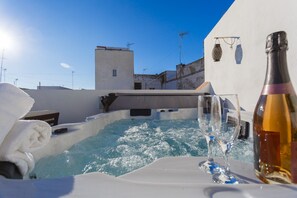 Bañera de hidromasaje al aire libre