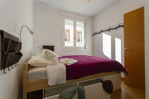 3 slaapkamers, een strijkplank/strijkijzer, gratis wifi, beddengoed