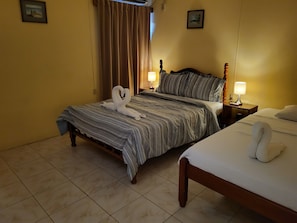 1 dormitorio, tabla de planchar con plancha, wifi y ropa de cama