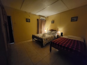 1 dormitorio, tabla de planchar con plancha, wifi y ropa de cama