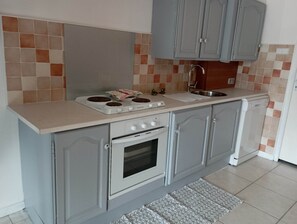 Een koelkast, een microgolfoven, een oven, een kookplaat