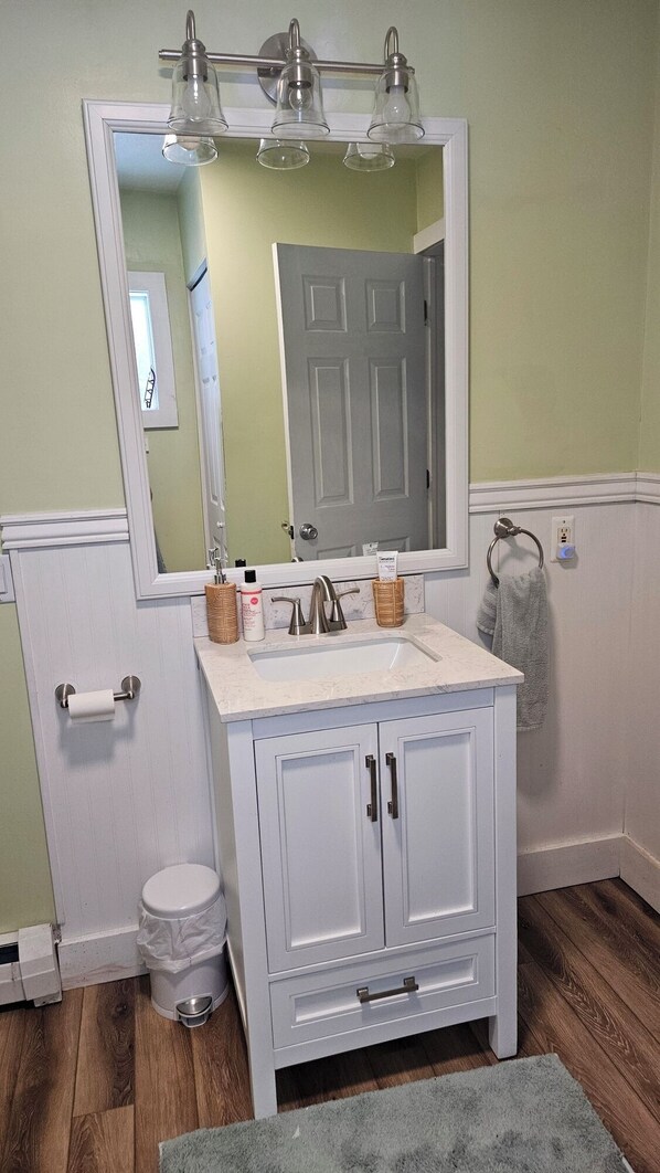 Bathroom - Bluebear Cottage (Hadley)