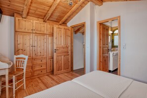 2 habitaciones, tabla de planchar con plancha y cuna de viaje