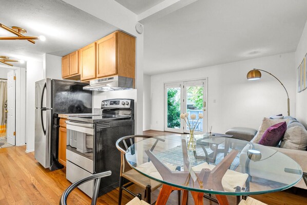 Dining - Quiet, Spacious Mapleton Hill Apartment - Walk to Pearl Street - Walk to Hiking (Boulder)