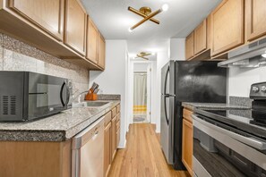 Private kitchen - Quiet, Spacious Mapleton Hill Apartment - Walk to Pearl Street - Walk to Hiking (Boulder)