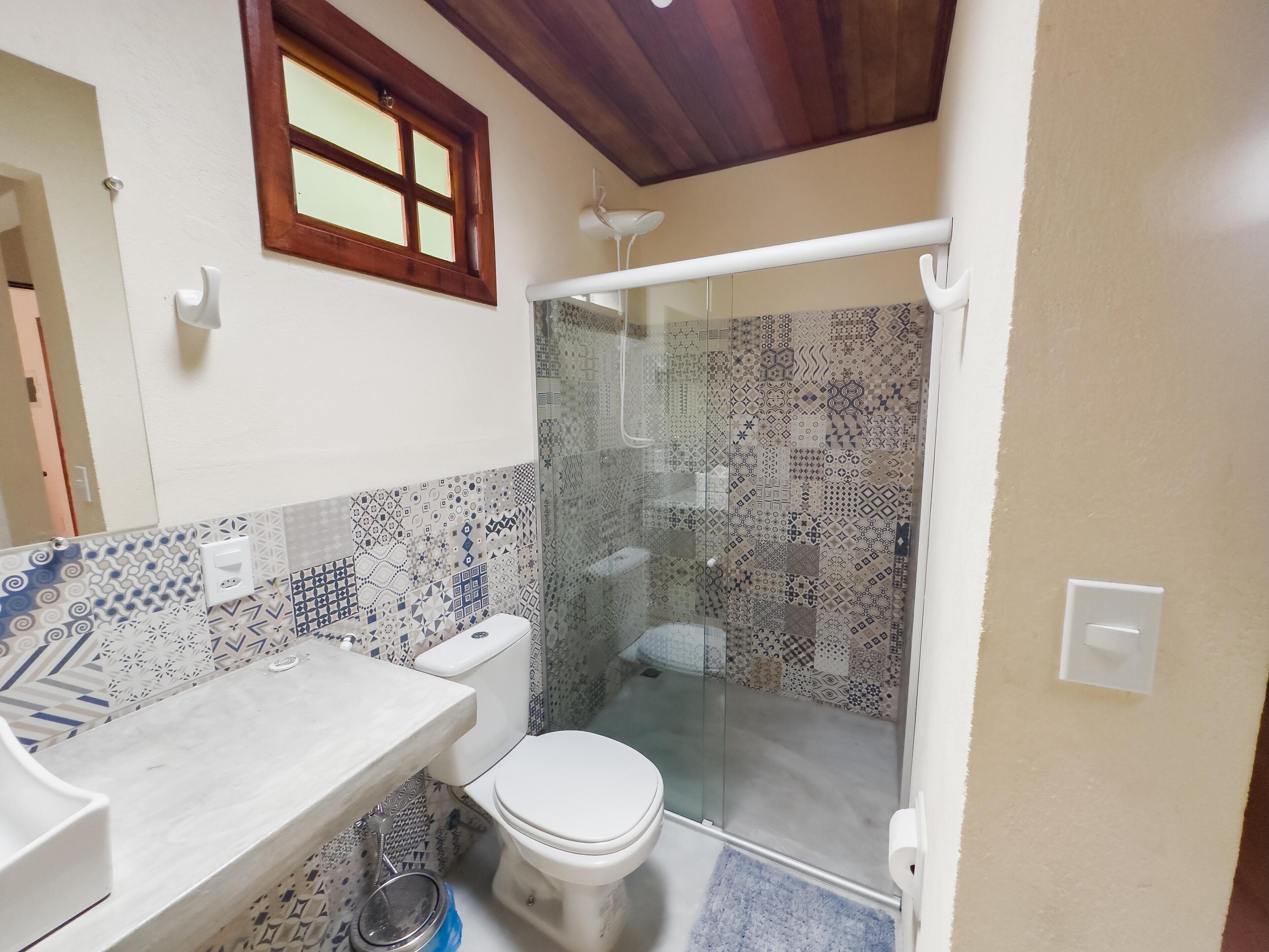Quarto casal básico | Banheiro | Chuveiro, toalhas de banho