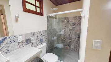 Quarto casal básico | Banheiro | Chuveiro, toalhas de banho