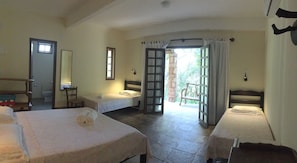 家庭四人房 | 獨特裝潢、書桌、免費無線上網、床單