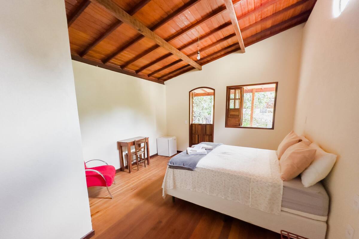 Quarto casal básico | Escrivaninha, Wi-Fi de cortesia, individualmente decorados