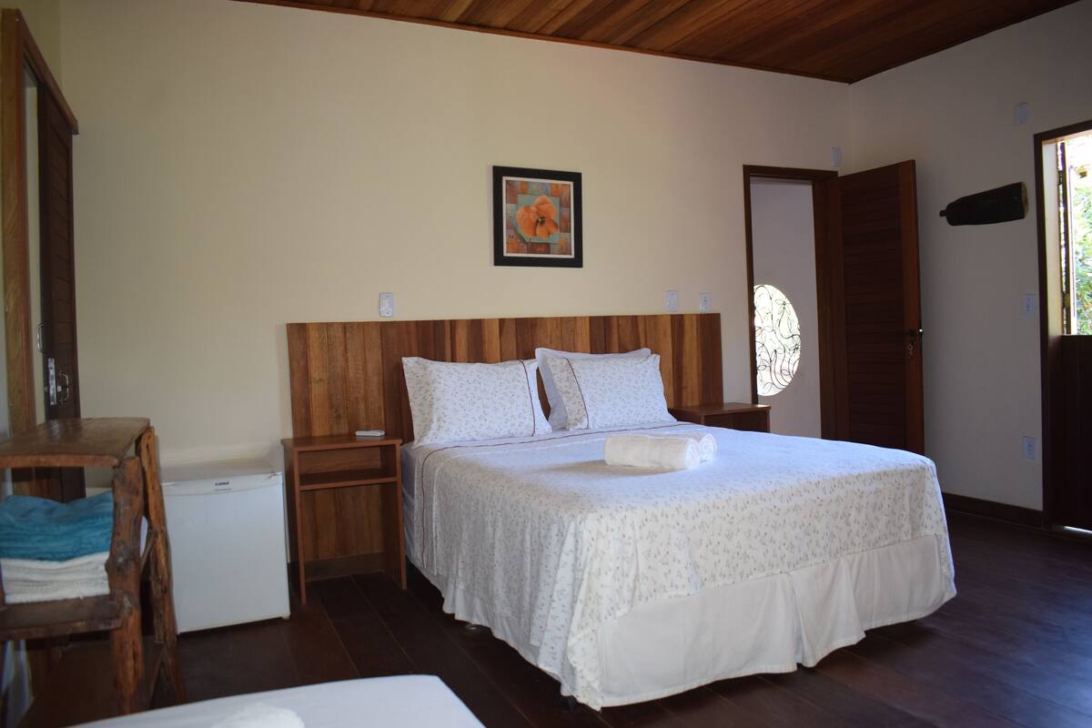 Quarto quádruplo luxo | Escrivaninha, Wi-Fi de cortesia, individualmente decorados